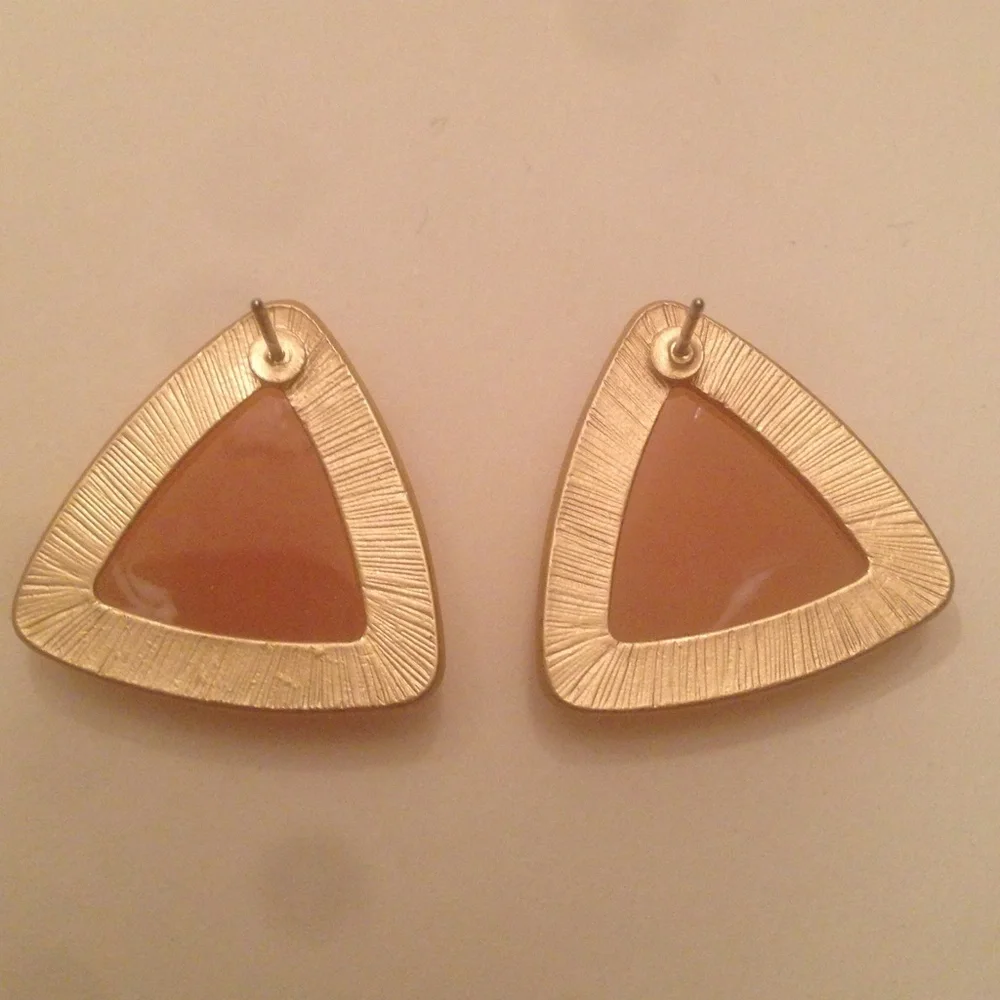 Peachy‎ Triangle Stud Earrings